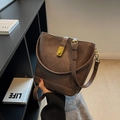 Dunkelbraune Retro-Beuteltasche mit Vintage-Textur und goldenem Drehverschluss - Braun
