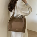 Vintage καφέ σουέτ τσάντα tote με δερμάτινη τσέπη και ρυθμιζόμενο λουράκι ώμου από μοντέλο - Καφέ