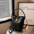 Elegante schwarze Beuteltasche mit Lederstruktur und goldenem Drehverschluss für Damen - Schwarz