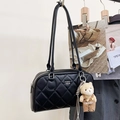Borsa chic in pelle nera trapuntata con ciondolo a forma di orso e logo in metallo - Nero con ciondolo
