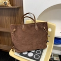 Dettaglio della borsa tote in pelle scamosciata marrone con elegante anello dorato - caffè
