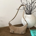 Minimale khaki Wildleder-Halbmondtasche mit Schnallen in Lifestyle-Atmosphäre - Khaki