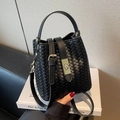 Elegante schwarze geflochtene Beuteltasche mit goldenem Schloss und Gurt - Schwarz