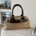 Borsa a mano in pelle scamosciata kaki con finiture in pelle marrone e fibbia in metallo - Bianco Sporco