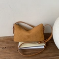 Nahaufnahme der mattgelben Retro-Schultertasche aus Wildleder mit verstellbarem Riemen - Braun