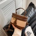 Bolso cubo de lona blanca y cuero marrón con cremallera doble y colgante de marca - Blanco Roto
