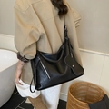 Grand sac cabas noir en cuir avec fermeture éclair et breloque en forme de cœur - Noir