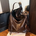 Sac hobo marron en cuir brillant avec fermeture à rivets et charm en forme de cœur - Marron