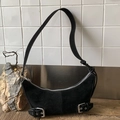 Schicke schwarze Wildleder-Halbmondtasche mit verstellbarem Gurt und silbernen Schnallen - Schwarz