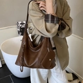 Sac hobo en cuir marron foncé avec pompon à franges et petit charm pochette assorti - Marron