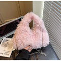 Bolso rosa de piel sintética con cadena plateada en un entorno de estilo de vida moderno - Rosa
