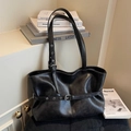 Sac fourre-tout noir mat avec œillets métalliques argentés et bandoulière réglable - Noir