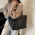 Schicke schwarze Tragetasche mit grauem Hirschprint und verstellbarem Riemen am Model - Schwarz