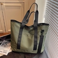Bolso tote de lona verde oliva grande con asas de cincha negra y correa de hombro ajustable - Verde