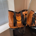 Bolso tote de lona naranja grande con asas negras y correa ajustable al hombro - Marrón
