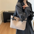 Elegante borsa tote in pelle scamosciata beige con finiture in pelle nera e fibbia d'oro - Cachi