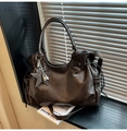 Vista detallada del bolso tote vintage marrón oscuro con colgante de estrella y cordón - Con Colgante / Café