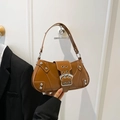Sac sous le bras marron rétro avec clous argentés et détail de grande boucle - Marron