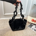 Bolso de piel sintética negra con asa de cuero fruncido y detalle de lazo en el lateral - Negro