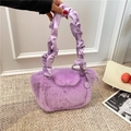 Bolso de mano morado de felpa con pelo sintético suave y asa fruncida para el otoño - Morado