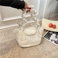Bolso de mano de felpa blanca con asa fruncida tipo scrunchie y detalle de lazo suave - Blanco Roto