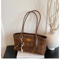 Detalle de bolso tote de ante marrón oscuro con acolchado de rombos y colgante de cuentas - Con Colgante / Marrón