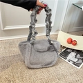 Bolso de hombro de piel sintética gris con correa scrunchie y hebilla metálica de moda - Gris