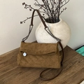 Détail du sac bandoulière en daim marron avec matelassage losange et chaîne argentée - Marron