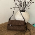 Détail du sac à bandoulière en daim marron foncé avec surpiqûres losanges et boucle - Marron