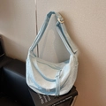Borsa hobo trapuntata azzurra con ampia tracolla regolabile e nappine decorative - Blu