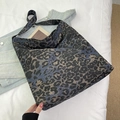 Grote luipaardprint canvas tote tas met brede schouderband in bruin en blauw - Groot