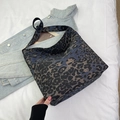 Grote shopper met luipaardprint in blauwe en bruine patronen op denim shirt - Klein