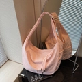 Borsa a tracolla rosa con trama a nido d'ape, nappa e dettaglio logo in un riflesso - Rosa