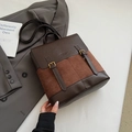 Retro-Rucksack in Kontrastfarben aus dunkelbraunem Kunstleder mit Schnallenriemen - Hellkaffee