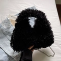Bolso de mano de peluche negro con correa de cadena plateada para mujer de moda - Negro