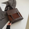 Modischer dunkelbrauner Rucksack im Kontrastdesign mit großem Fassungsvermögen und Metallschnallen - Dunkelbraun