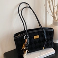 Bolso tote vintage de ante sintético negro con cuentas de colores y placa dorada - Con Colgante / Negro