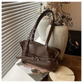 Dettaglio di una borsa Boston in pelle marrone scuro con cinturini e occhielli metallici - Marrone