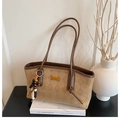 Bolso tote vintage de ante caqui con textura acolchada y un colgante de madera - Con Colgante / Caqui