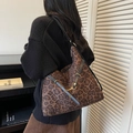 Retro hobo tas met luipaardprint, zwarte leren schouderband en metalen hardware - Groot Luipaard met Zwart