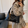 Borsa tote nera retrò con catena a fiocco e nappa di perline indossata con abito - Nero Con Pendente