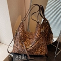 Bucket bag met luipaardprint, bruine leren riemen en vintage metalen accenten - Small Luipaard met Bruin