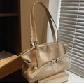 Elegante borsa a spalla beige in ecopelle con spalline regolabili e fibbie metalliche - Cachi