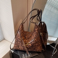 Retro tote tas met luipaardprint in bruine matte textuur met verstelbare riem - Groot Luipaard met Bruin