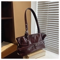 Elegante borsa a spalla bordeaux in pelle verniciata con finitura lucida e fibbia - Borgogna