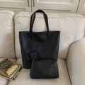 Zwarte shopper set van leer met litchi-textuur en bijpassende pouch op de bank - Zwart