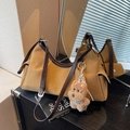 Sac à bandoulière rétro en daim marron avec sangles en cuir et pendentif chien en peluche - Khaki avec Pendentif