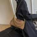Sac bandoulière en cuir dépoli marron avec chaîne dorée et rabat rectangulaire - Marron