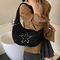 Borsa sottobraccio nera in scamosciato con borchie a stella e forma a mezzaluna - Nero