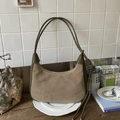 Retro schoudertas van kaki suède en groen leer met een knoopdetail aan de schouderband - Khaki